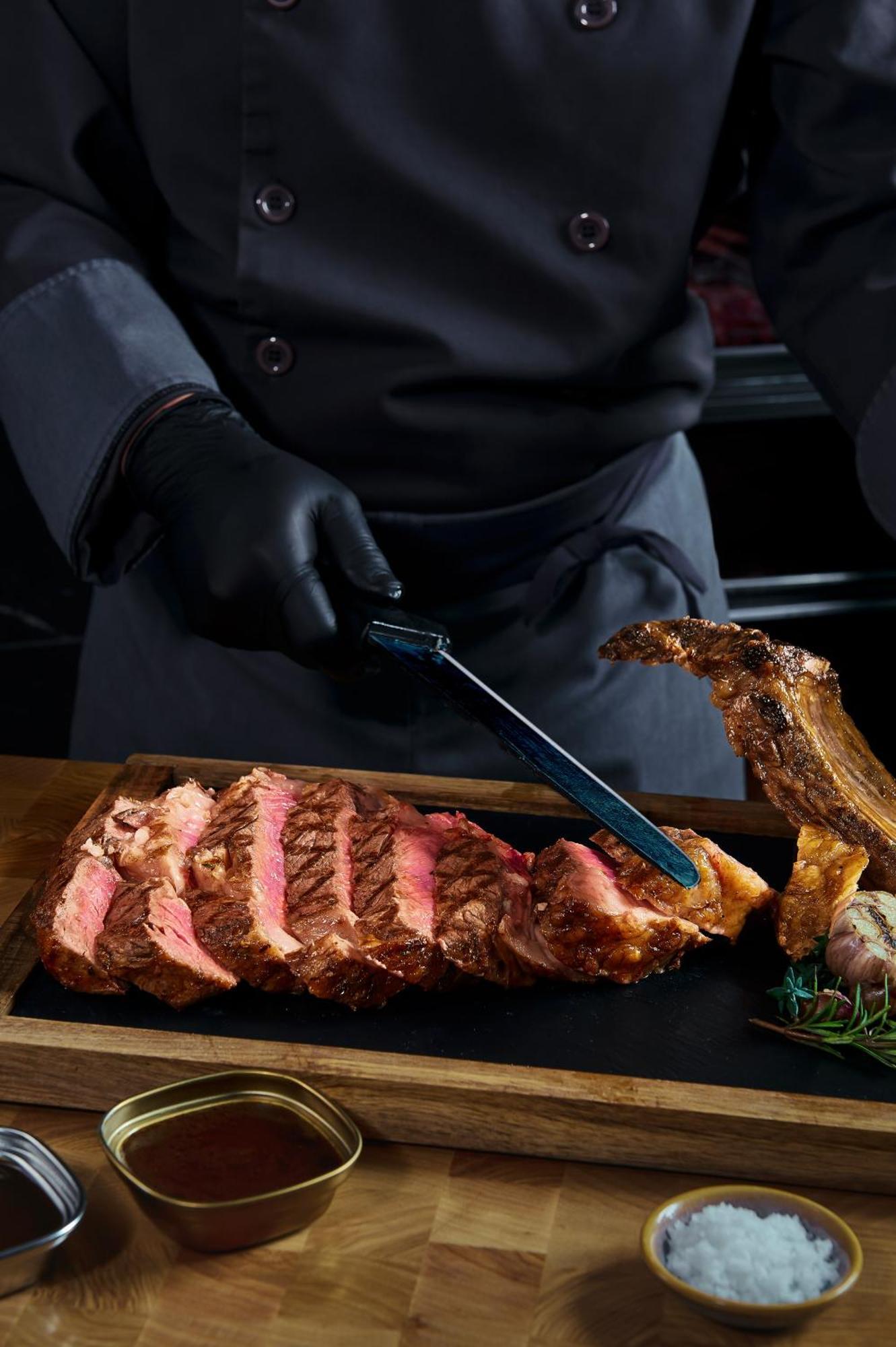 Melia Vinpearl Hue Hotel Exterior photo A chef slicing a steak