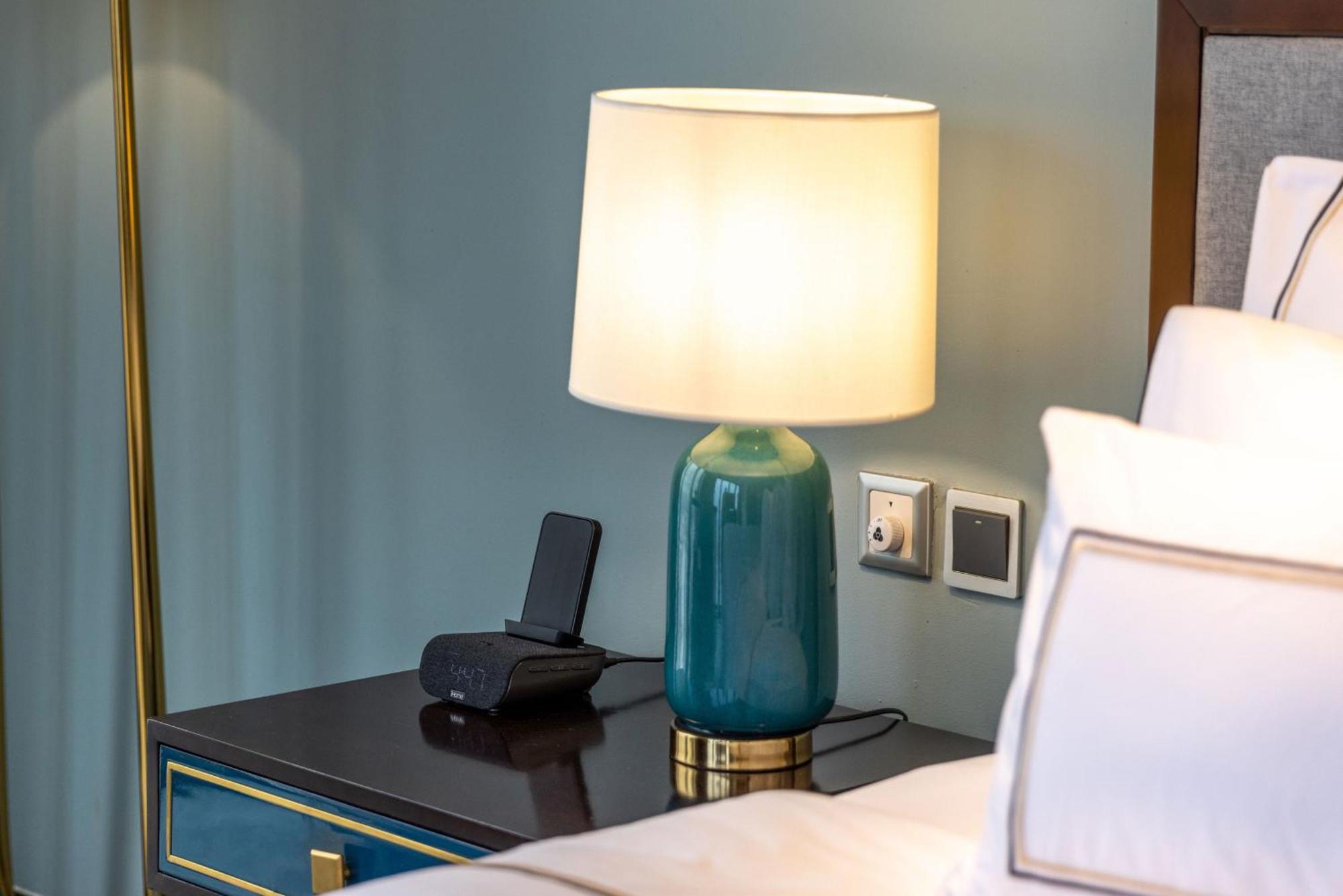 Melia Vinpearl Hue Hotel Room photo A table lamp