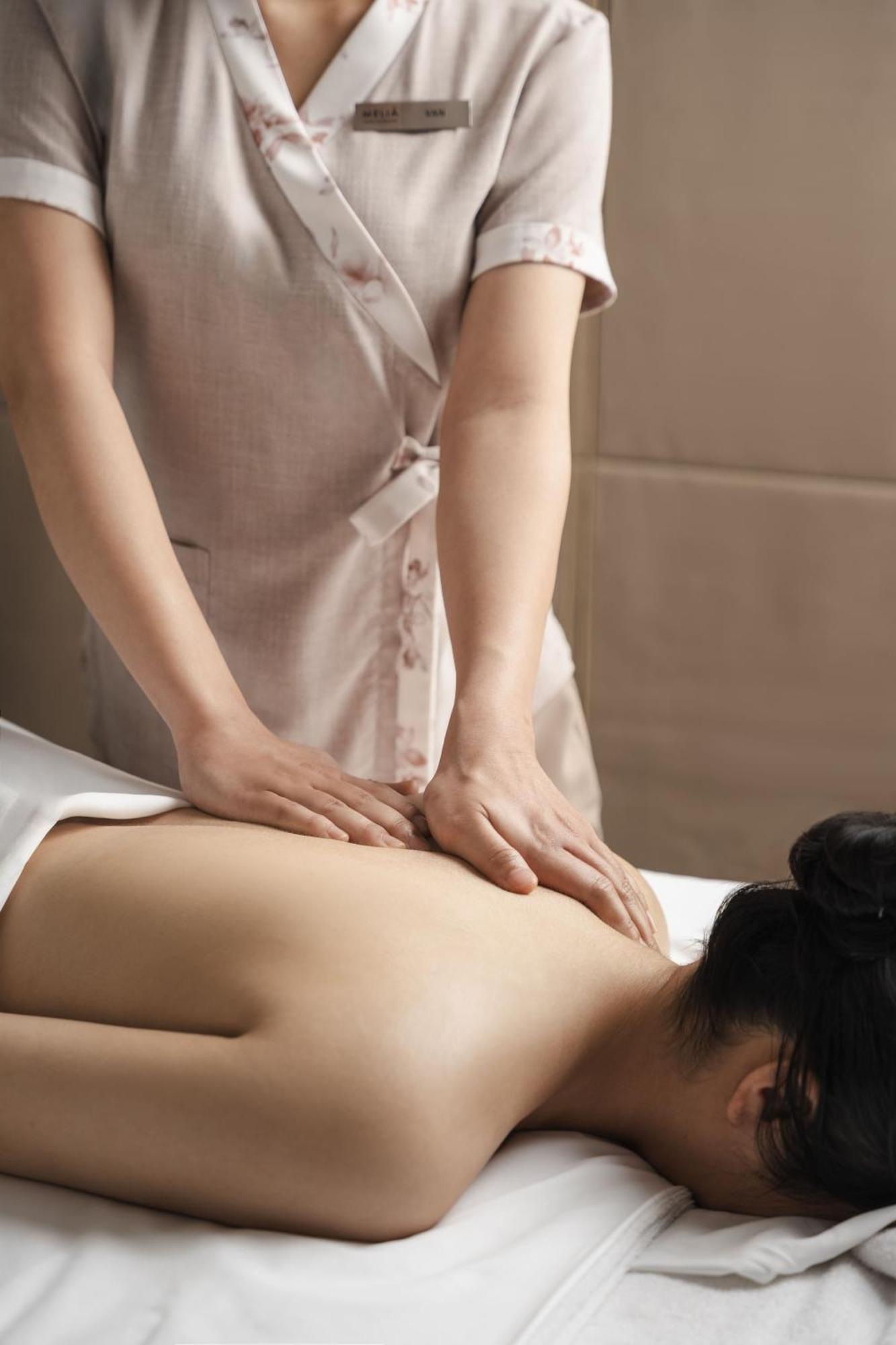 Melia Vinpearl Hue Hotel Exterior photo A massage therapist working on a patient's back