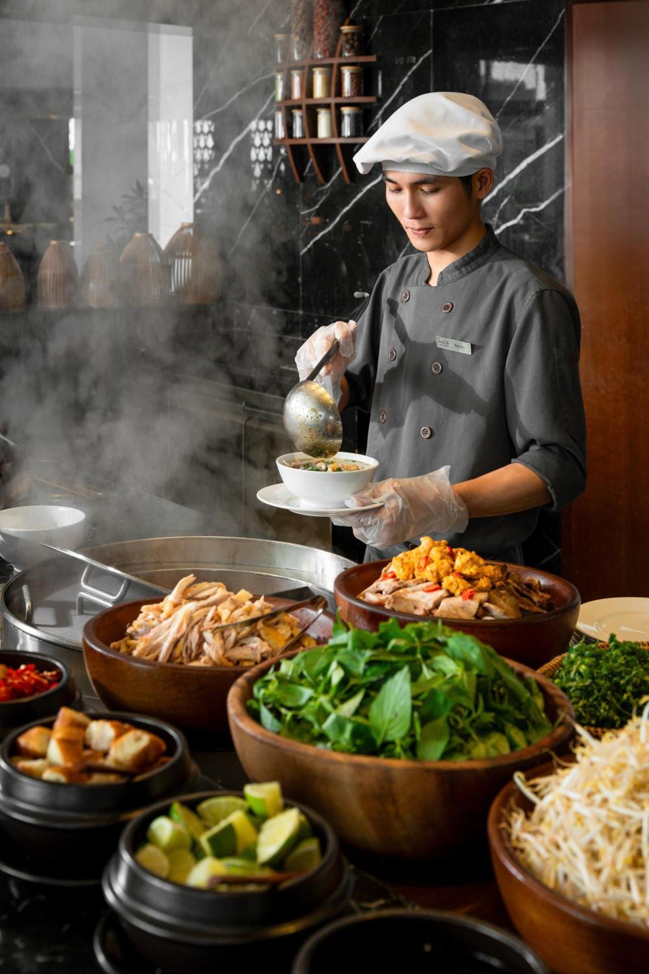 Melia Vinpearl Hue Hotel Exterior photo A chef preparing food